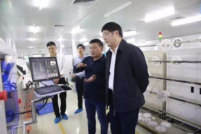 县委书记胡剑飞赴深圳考察一束光科技，聚焦电子产品研发
